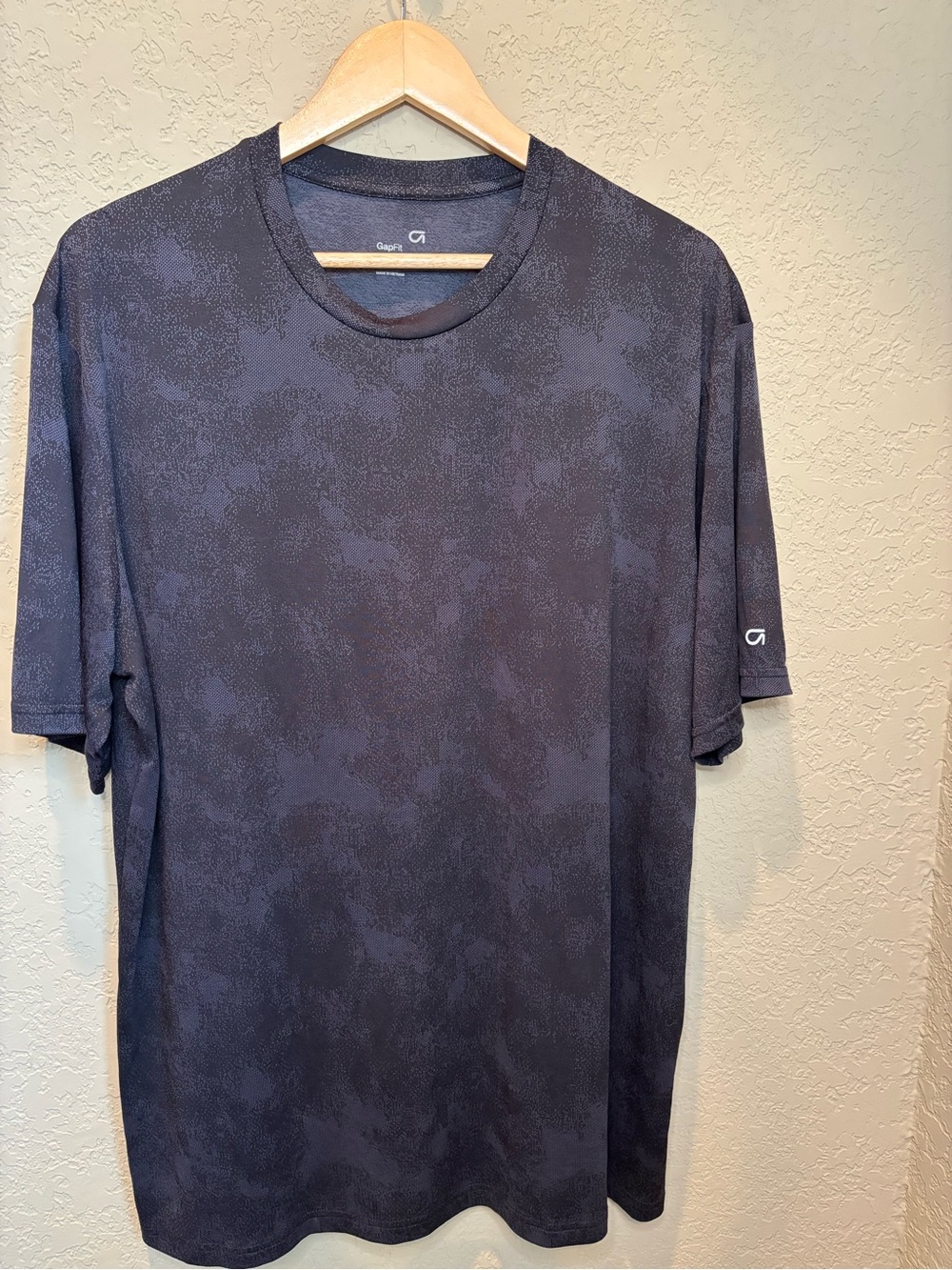 GAP Men’s Short-Sleeve Tee — Charcoal Navy Camouflage